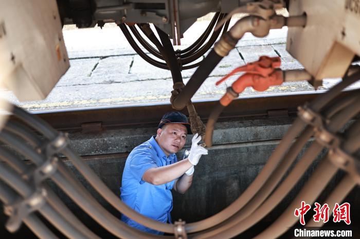 复兴号机械师：战高温斗酷暑 为暑运保驾护航